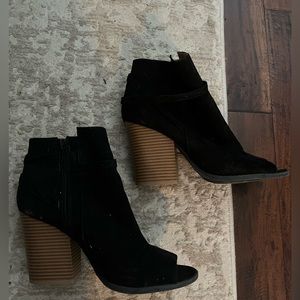 Quipd open toe thick heeled booties